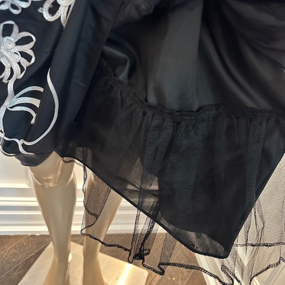 Laura Dress Size 6 BEAUTIFUL Cut and Style - Picture 4 of 7